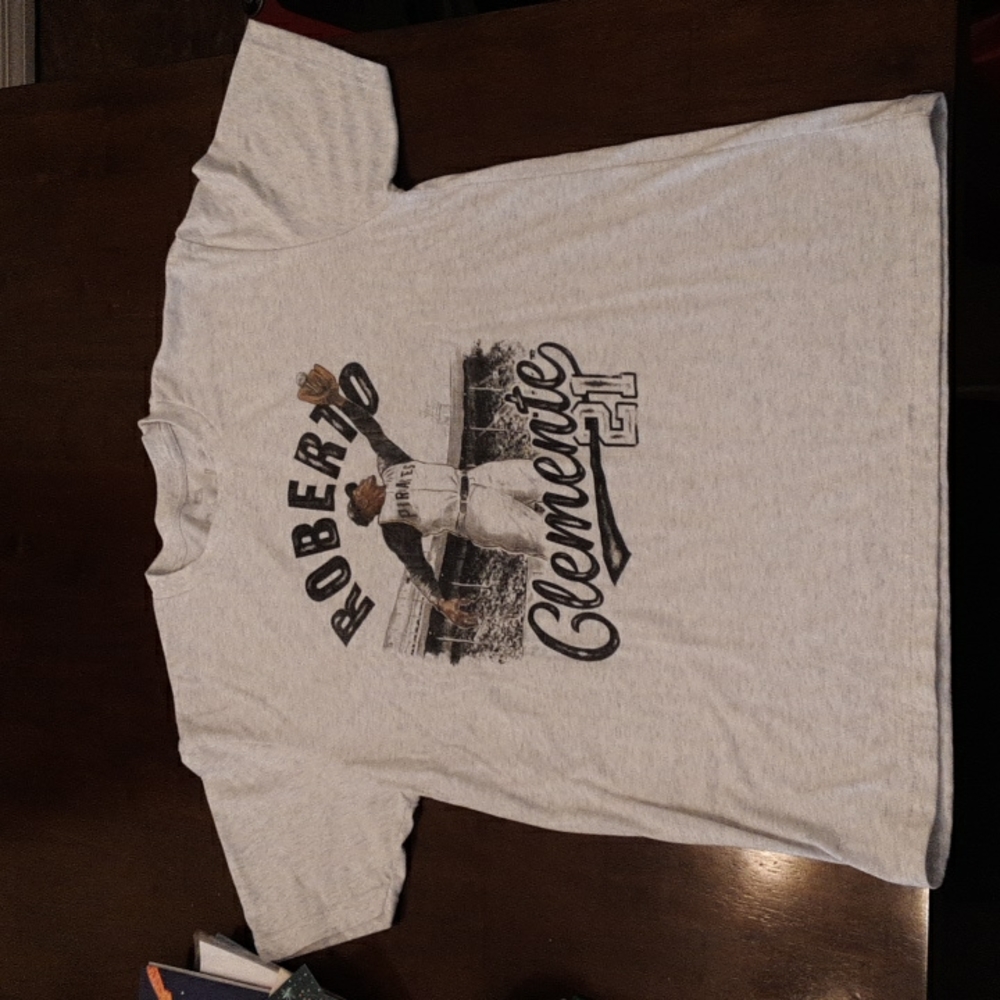 Roberto Clemente T-Shirt, Size Medium